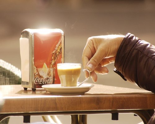 Persona disfrutando de un café tranquilo antes de iniciar su jornada